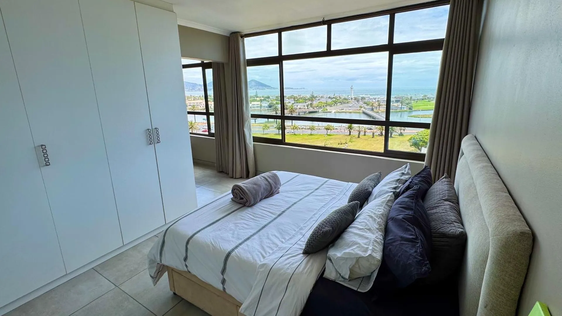 Apartment Island Views